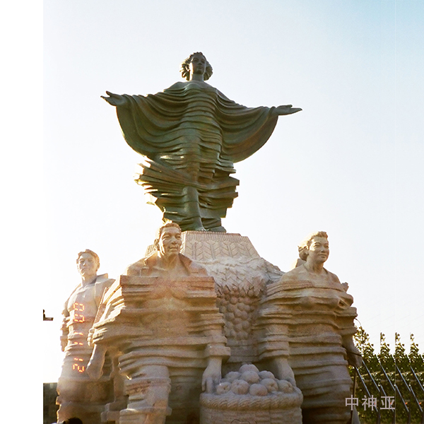 《春華秋實》高8m 石刻、鍛銅 設計：張德峰 2002年 位于河北石家莊市